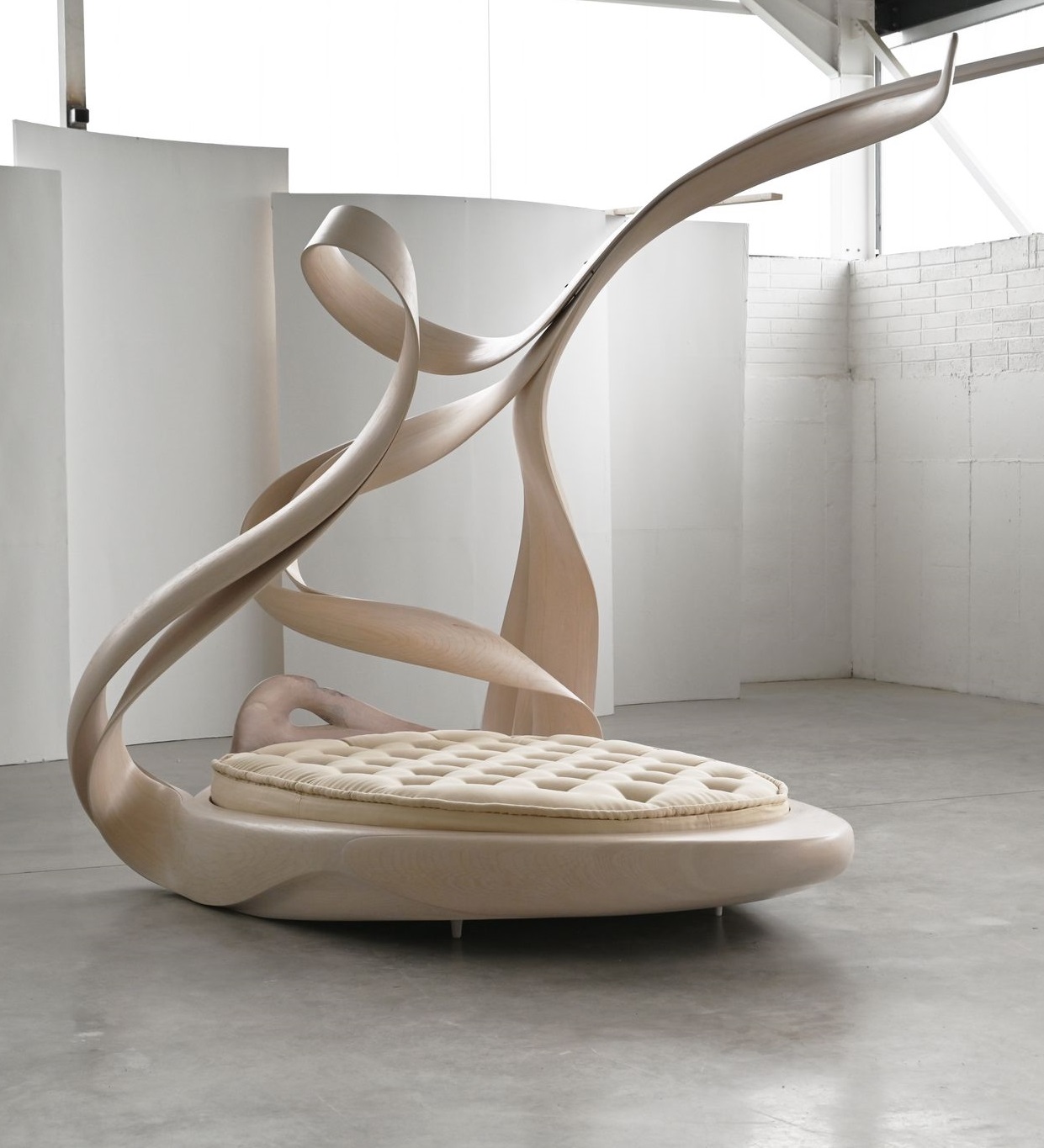 Matelas sur mesure Maison Brissay Chatre dans un lit signé Joseph Walsh