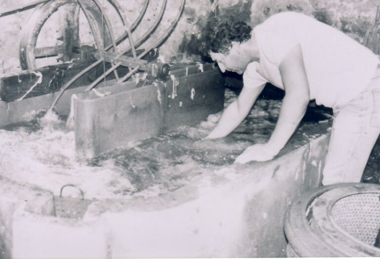 Archives Maison Brissay-Chatre -- L'atelier de matelasserie de Saint-Just-en-Chevalet, photographie ancienne -- Patrimoine artisanal francais depuis 1838